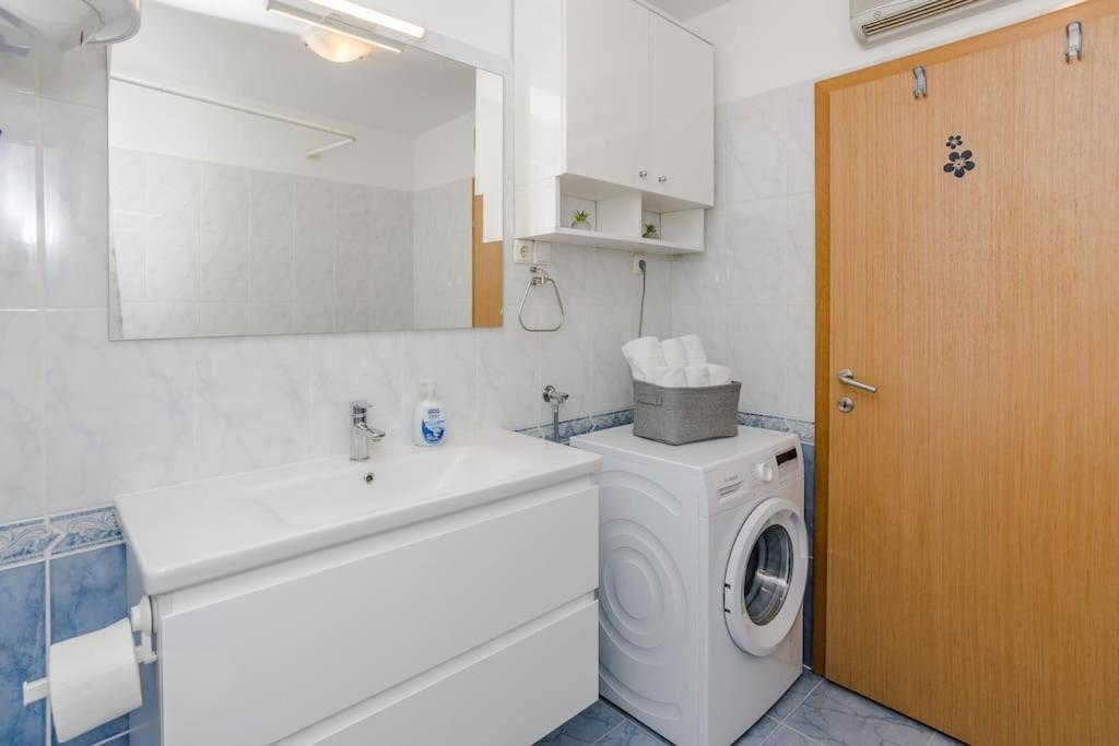 Apartment Roko - Up To 4 People With Free Parking ザダル エクステリア 写真