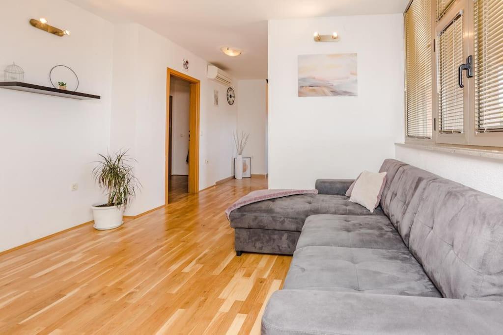 Apartment Roko - Up To 4 People With Free Parking ザダル エクステリア 写真
